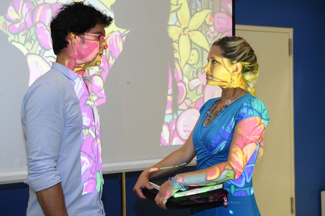 Mia (Josephine Schmidt, r.) und Alexander (Paul Grasshoff, l.) hätten sich in einem Moment des freudigen Überschwangs beinahe geküsst. Aber beide... - Bildquelle: SAT.1