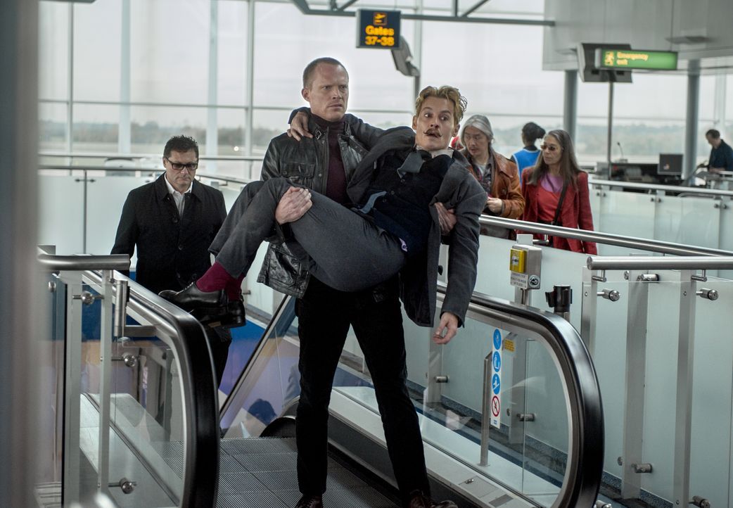 Als Mortdecai (Johnny Depp, vorne) von russichen Gaunern gekiddnapt wird, muss er auf die Hilfe seines Lakais Jock (Paul Bettany, M.) hoffen, wenn e... - Bildquelle: 2014 LIONS GATE ENTERTAINMENT INC. ALL RIGHTS RESERVED.
