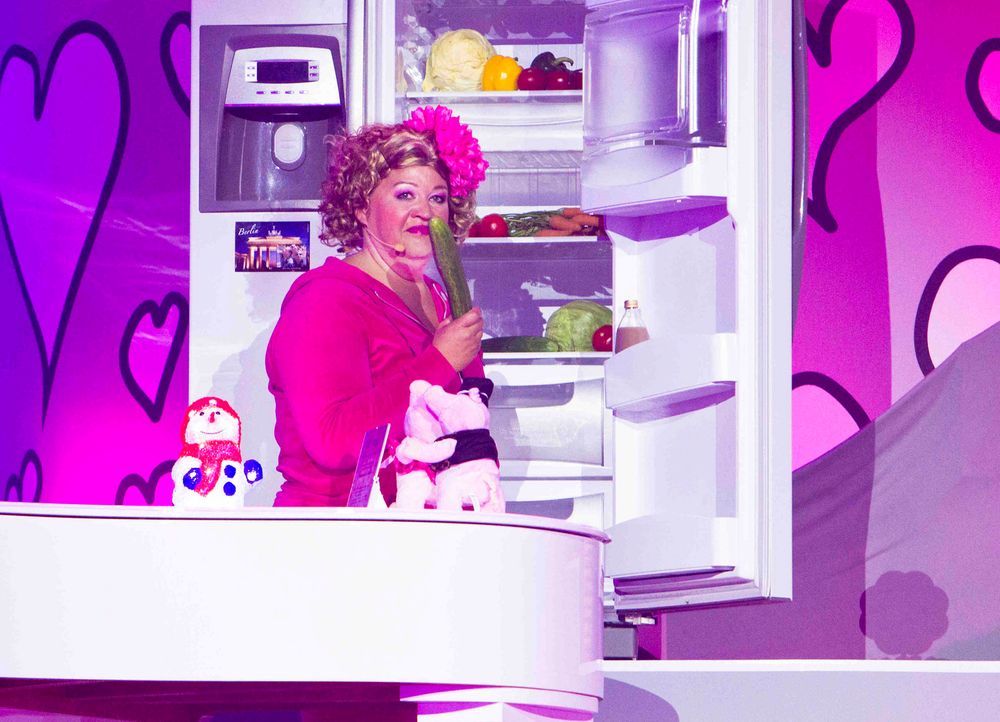 Comedy-Prinzessin Cindy aus Marzahn wirft sich für ihr aktuelles Bühnenprogramm "Pink is bjiutiful" in Schale. Getreu dem Motto "Is' det Leben noch... - Bildquelle: Richard Hübner SAT.1