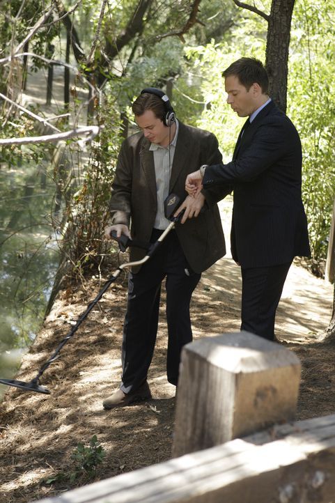 Suchen nach Hinweisen, um einen neuen Mordfall aufzuklären: Tony (Michael Weatherly, r.) und McGee (Sean Murray, l.) ... - Bildquelle: CBS Television