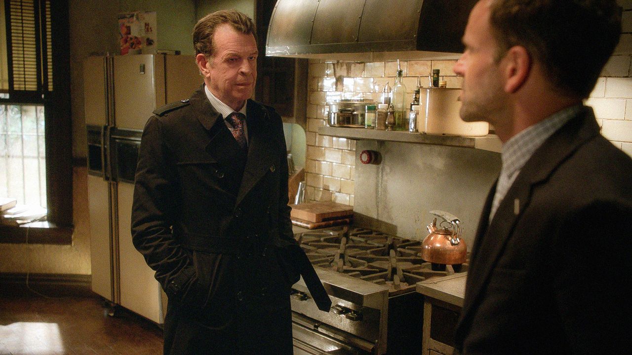 Sherlock (Jonny Lee Miller, l.) ist sich nicht sicher, ob er seinem Vater Morland (John Noble, r.) trauen kann ... - Bildquelle: Tom Concordia 2015 CBS Broadcasting, Inc. All Rights Reserved