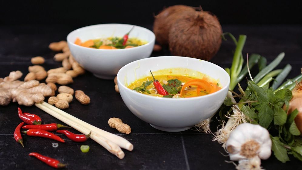 Rezept: Asiatische Kurkuma-Ingwer-Suppe | SAT.1 Frühstücksfernsehen