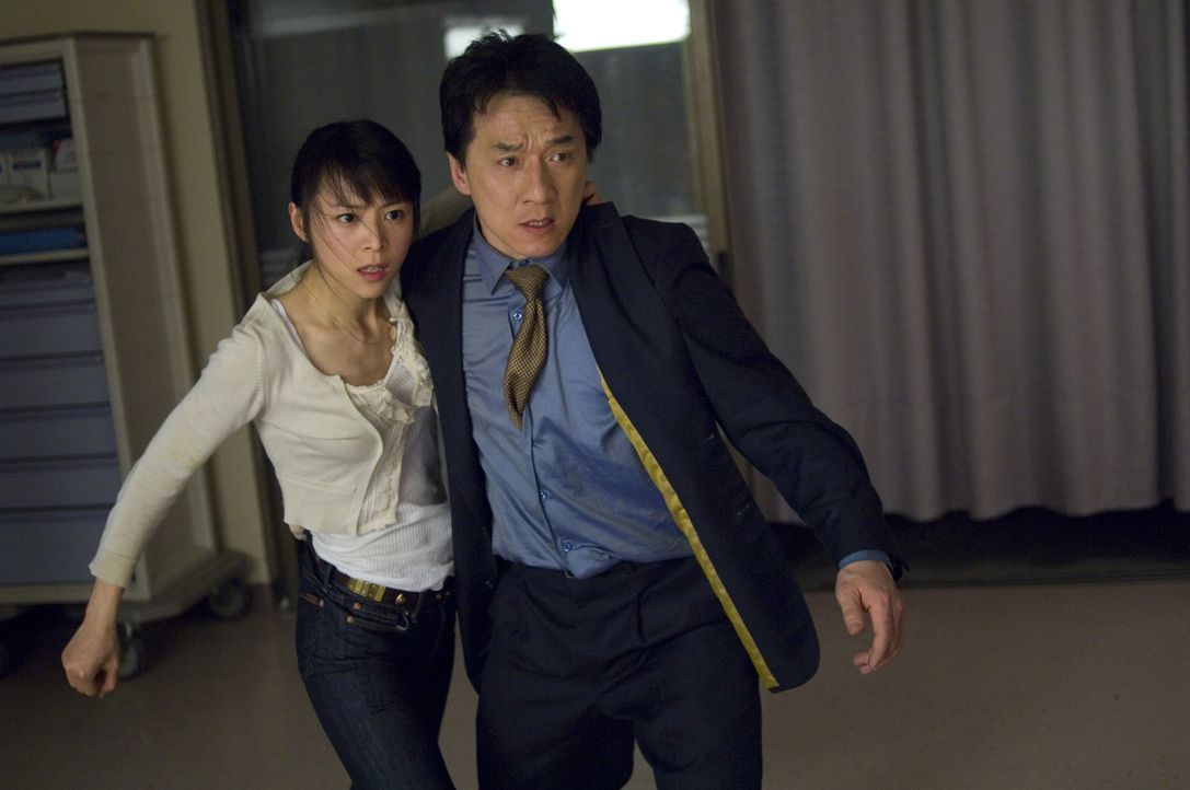 Gemeinsam mit Hans junger Tochter Soo Yung (Zhang Jingchu, l.) macht sich Inspector Lee (Jackie Chan, r.) daran, dem skrupellosen Triaden-Boss Kenji... - Bildquelle: Warner Bros.