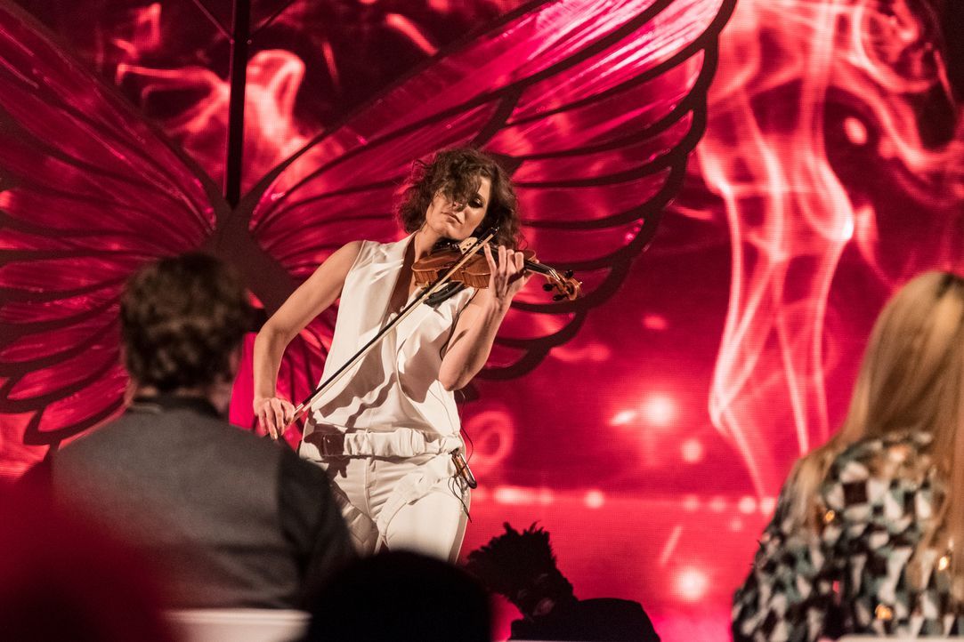 Verzaubert die Juroren mit der Violine: Michaela Danner ... - Bildquelle: Stefan Hobmaier SAT.1
