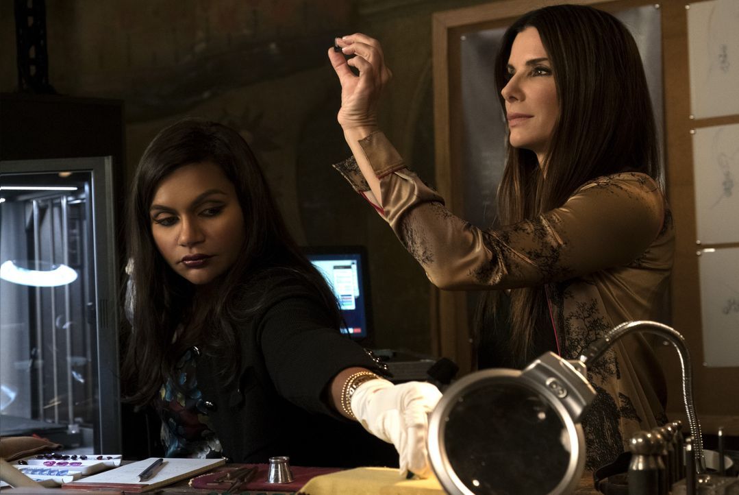 Amita (Mindy Kaling, l.); Debbie Ocean (Sandra Bullock, r.) - Bildquelle: © 2018 Warner Bros. Entertainment Inc., Village Roadshow (BVI) Limited.