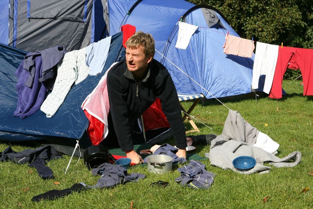 Was man (Michael Kessler) auf einem Campingplatz besser nicht tun sollte: Lauthals nach dem Zimmerservice rufen ... - Bildquelle: Sat.1
