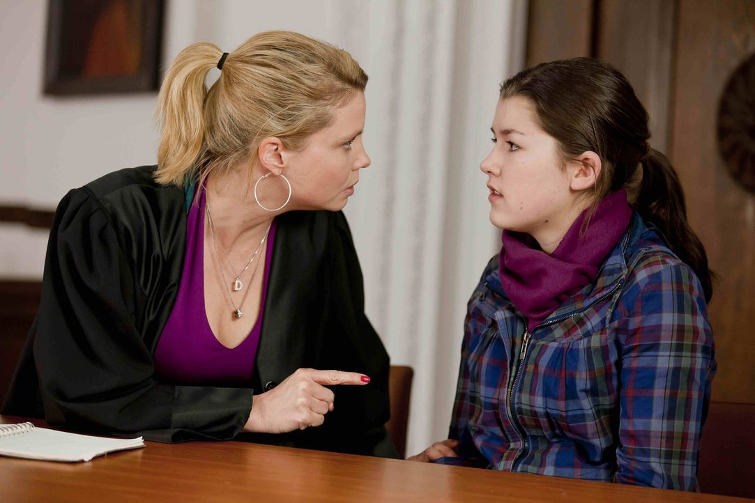 Plötzlich steht die 13-jährige Stefanie Kemper (Emma Grimm, r.) bei Danni (Annette Frier, l.) und bittet sie um Hilfe, da man ihr, ihre Tochter Li... - Bildquelle: SAT.1