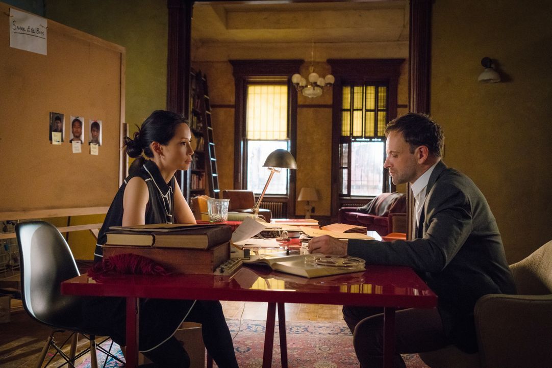 Ermitteln in einem neuen Fall: Sherlock Holmes (Jonny Lee Miller, r.) und Joan Watson (Lucy Liu, l.) ... - Bildquelle: Michael Parmelee 2016 CBS Broadcasting Inc. All Rights Reserved.