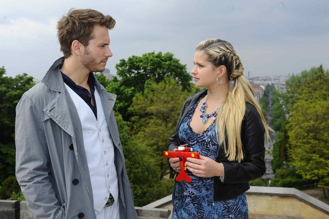 Mia (Josephine Schmidt, r.) ist fassungslos, als sie erkennt, dass Enrique (Jacob Weigert, l.) Toni ist. - Bildquelle: SAT.1