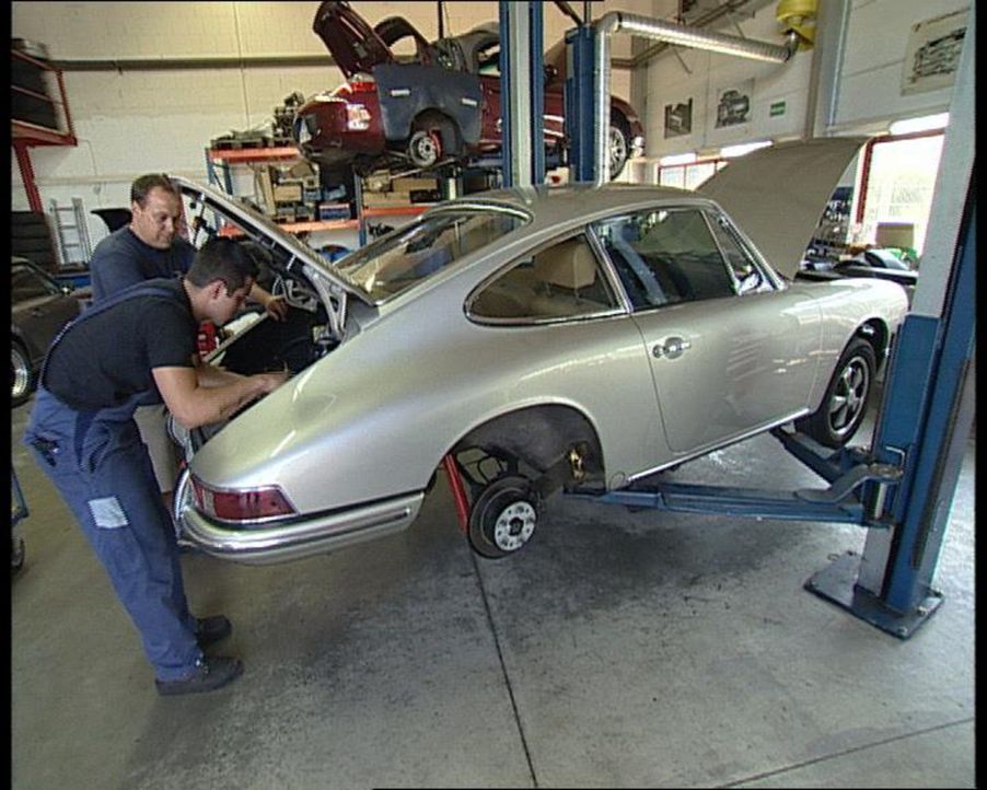 In ihrem Leben dreht sich alles um eine bestimmte Automarke - Porsche. Seit 35 Jahren motzen Vater und Sohn Knappe die Sportgeräte auf ... - Bildquelle: SAT.1
