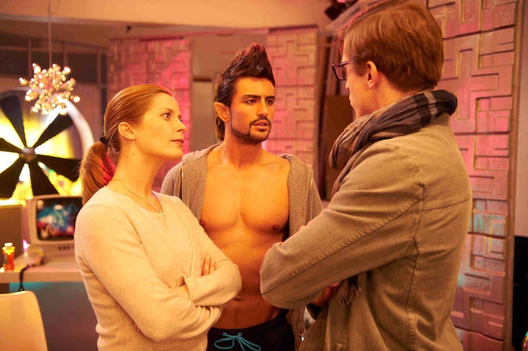 Zunächst hat Marie (Valerie Niehaus, l.) noch Träume, dank des jungen Dramaturgen Marek (Golo Euler, r.) das schauspielerische Niveau der Pornodarst... - Bildquelle: SAT.1