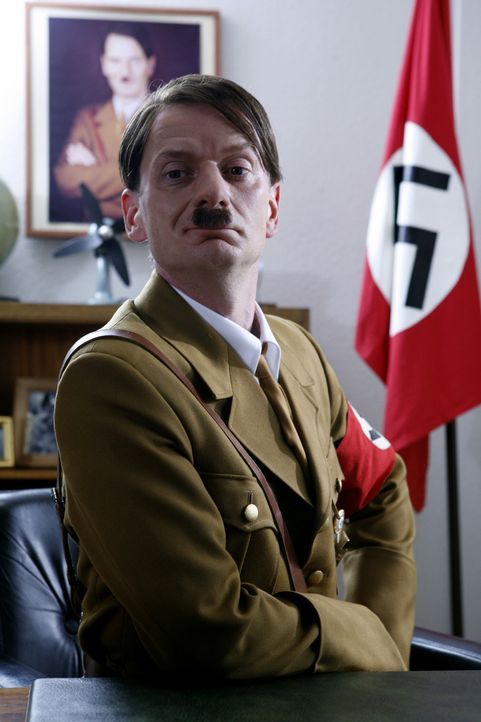 Ge-Switcht: Hitler (Michael Kessler) zieht in "Switch Reloaded" in Strombergs Büro ein ... - Bildquelle: Kai Schulz ProSieben