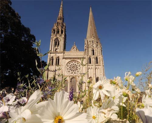 Das "Urbild" der hochgotischen Kathedrale: Notre Dame de Chartres in Frankreich. Sie wurde von 1194 bis 1260 erbaut und gilt als Wendepunkt zwischen... - Bildquelle: AFP