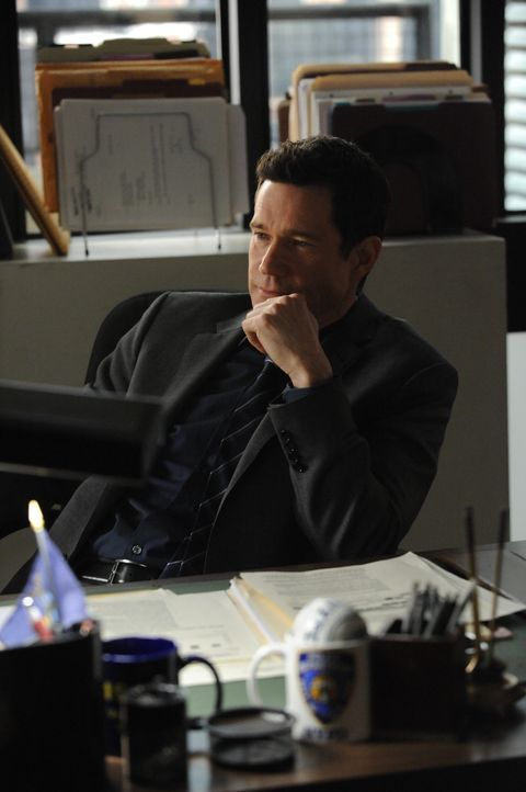 Bekommt eine Schachtel mit verschiedenen Sachen ins Büro geliefert, von denen er aber meint, dass es nicht seine sind: Al (Dylan Walsh) ... - Bildquelle: 2011 CBS Broadcasting Inc. All Rights Reserved.