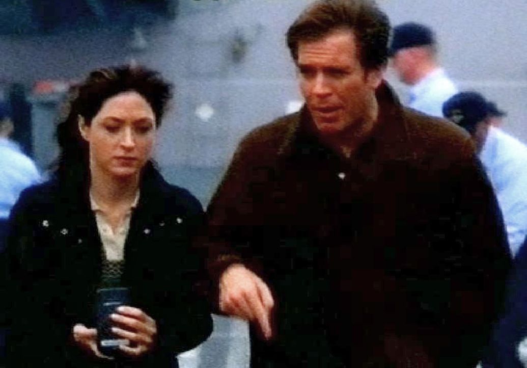 Caitlin 'Kate' Todd (Sasha Alexander, l.) und Tony DiNozzo (Michael Weatherly, r.) ermitteln auf der USS Foster ... - Bildquelle: CBS Television