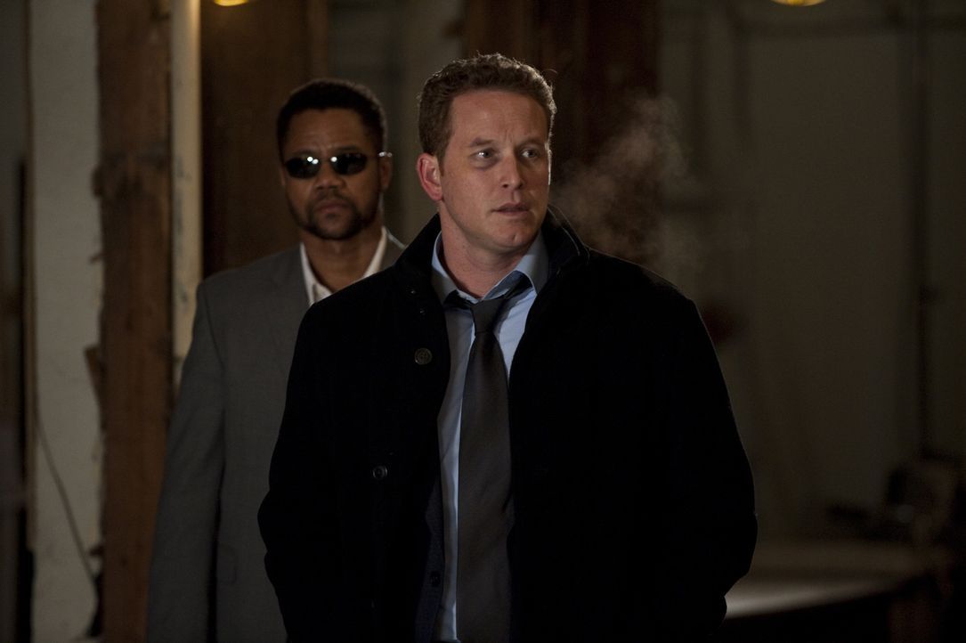 Bei dem Versuch, den Killer Arbor (Cuba Gooding Jr., l.) aufzuhalten, gerät Allan (Cole Hauser, r.) selbst ins Visier der Ermittler ... - Bildquelle: 2011 Sony Pictures Worldwide Acquisitions Inc. All Rights Reserved