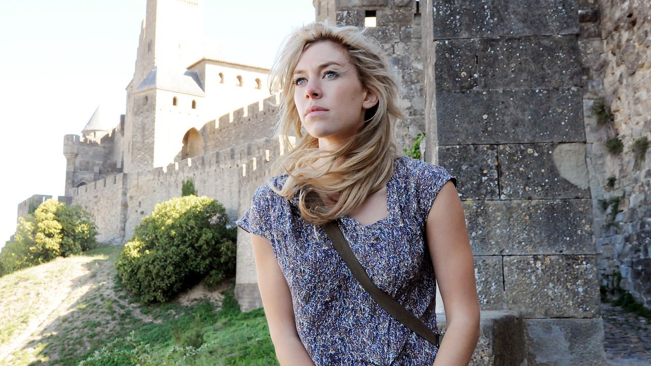 Das-verlorene-Labyrinth-vanessa-kirby-as-alice-tanner-Tandem-Productions-Film-Afrika - Bildquelle: SAT.1/2011 Tandem Productions GmbH & Film Afrika Worldwide (Pty) Limited South Africa. All Rights Reserved.