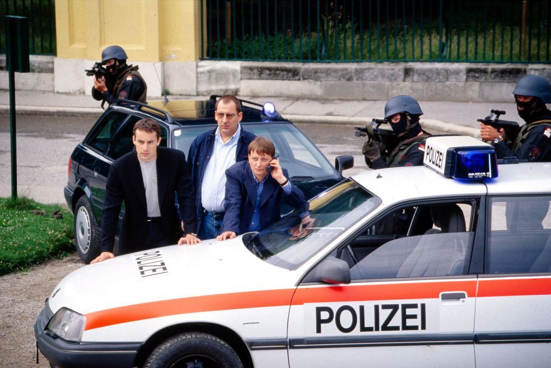 Kommissar Brandtner (Gedeon Burkhard, l.), Höllerer (Wolf Bachofner, M.) und Böck (Heinz Weixelbraun, r.) versuchen mit Hilfe eines Einsatzkommand... - Bildquelle: Sat.1