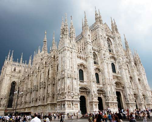 Heller Marmor, farbenprächtige Glasfenster und fast 4000 Statuen kennzeichnen den "Duomo di St. Maria Nascente" in Mailand. Auf der Turmspitze befi... - Bildquelle: AFP