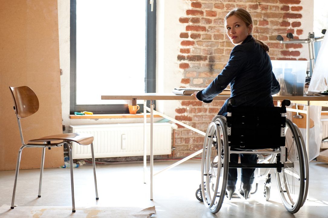 Nach einem schrecklichen Unfall landet die junge ehrgeizige Anwältin Maria Schwadorf (Stefanie Stappenbeck) nicht nur im Rollstuhl, sondern auch in... - Bildquelle: Maria Krumwiede SAT.1