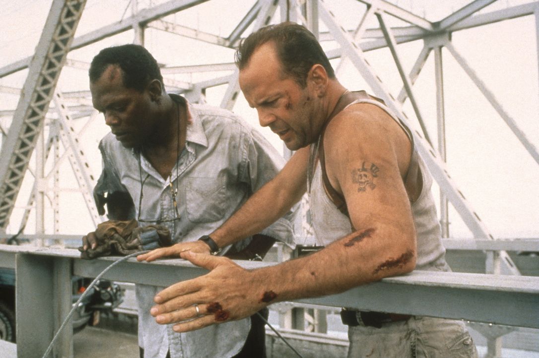 Zusammen mit Zeus Carver (Samuel L. Jackson, l.), der McClane (Bruce Willis, r.) bei seinem ersten "Spiel" das Leben rettete, jagt er fortan durch d... - Bildquelle: 20th Century Fox