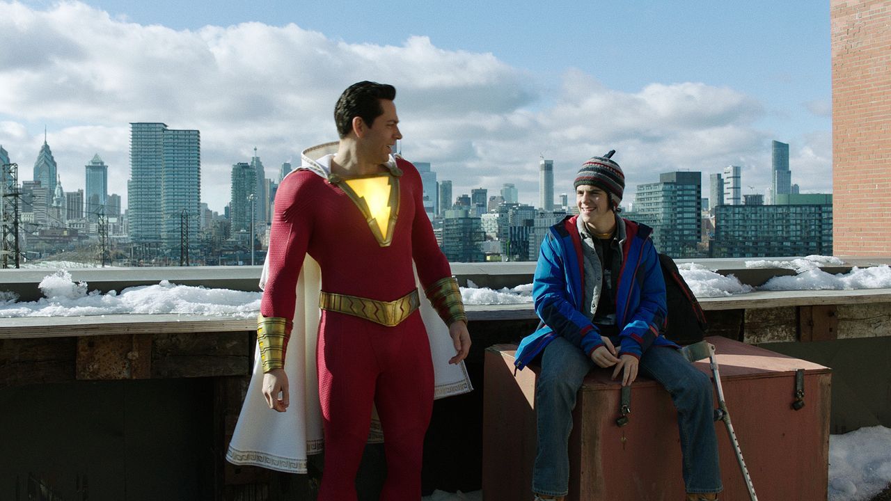 Shazam (Zachary Levi, l.); Freddy Freeman (Jack Dylan Grazer, r.) - Bildquelle: 2019 Warner Bros. Entertainment Inc. SHAZAM! and all related characters and elements are trademarks of and © DC Comics.
