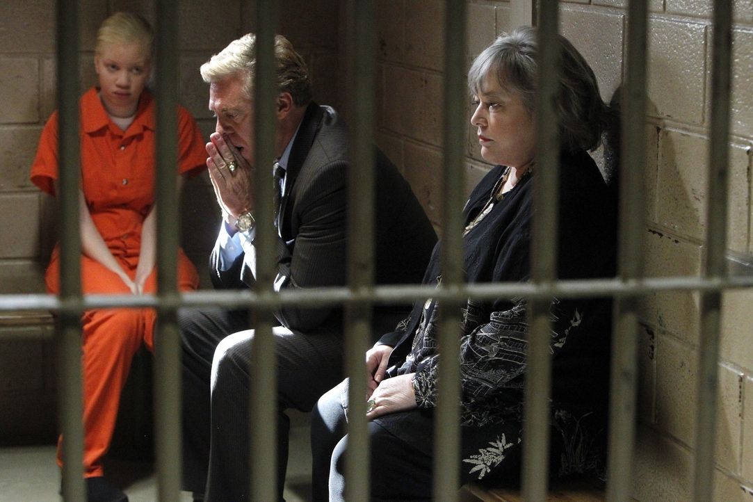 Harry (Kathy Bates, r.) und Tommy (Christopher McDonald, M.) verteidigen vier tansanische illegale Albinos. Da ihnen in ihrer Heimat Lebensgefahr dr... - Bildquelle: Warner Bros. Television