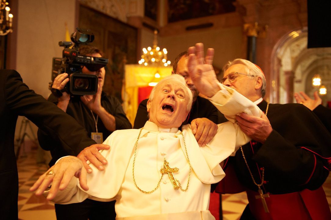 Oma Marguerita versucht alles, um eine Audienz bei Papst Benedict III (Thomas Kylau) zu bekommen. Dabei richtet sie so manches Unheil an ... - Bildquelle: Walter Wehner Sperl Productions