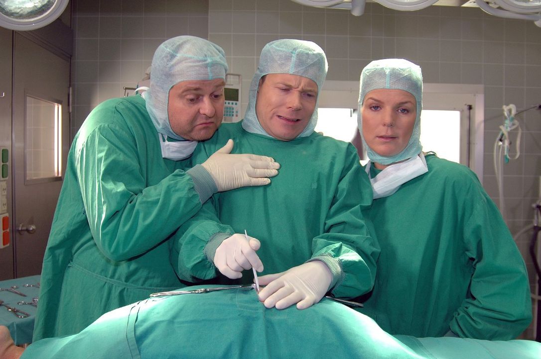 Doktor Wegner (Mathias Schlung, M.) hat sich immer noch nicht an den Anblick von Blut gewöhnt. Markus (Markus Majowski, l.) und Mirja (Mirja Boes,... - Bildquelle: Sat.1