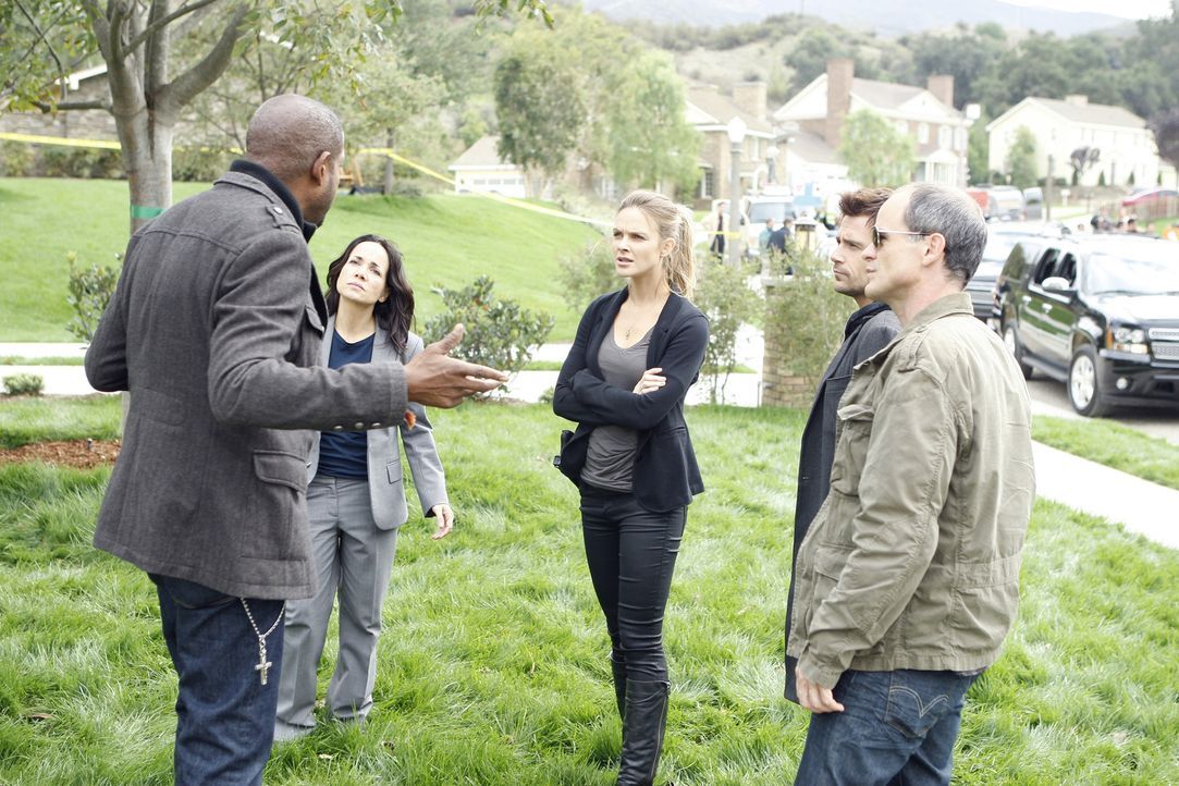 Versuchen alles, um ein Verbrechen zu lösen: Sam (Forest Whitaker, l.), Beth (Janeane Garofalo, 2.v.l.), Gina (Beau Garrett, M.), John (Michael Kel... - Bildquelle: ABC Studios