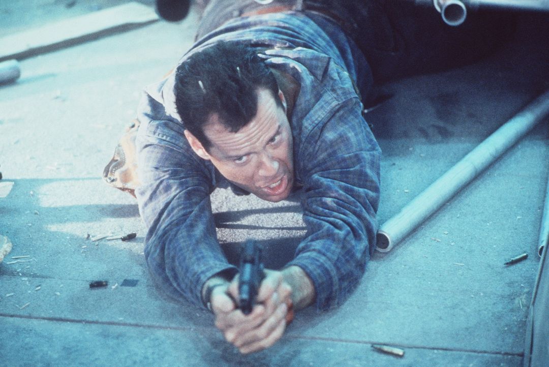 John McClane (Bruce Willis) nimmt die Dinge gern selbst in die Hand: Während andere nur rumlabern, muss er rumballern ... - Bildquelle: 20th Century Fox