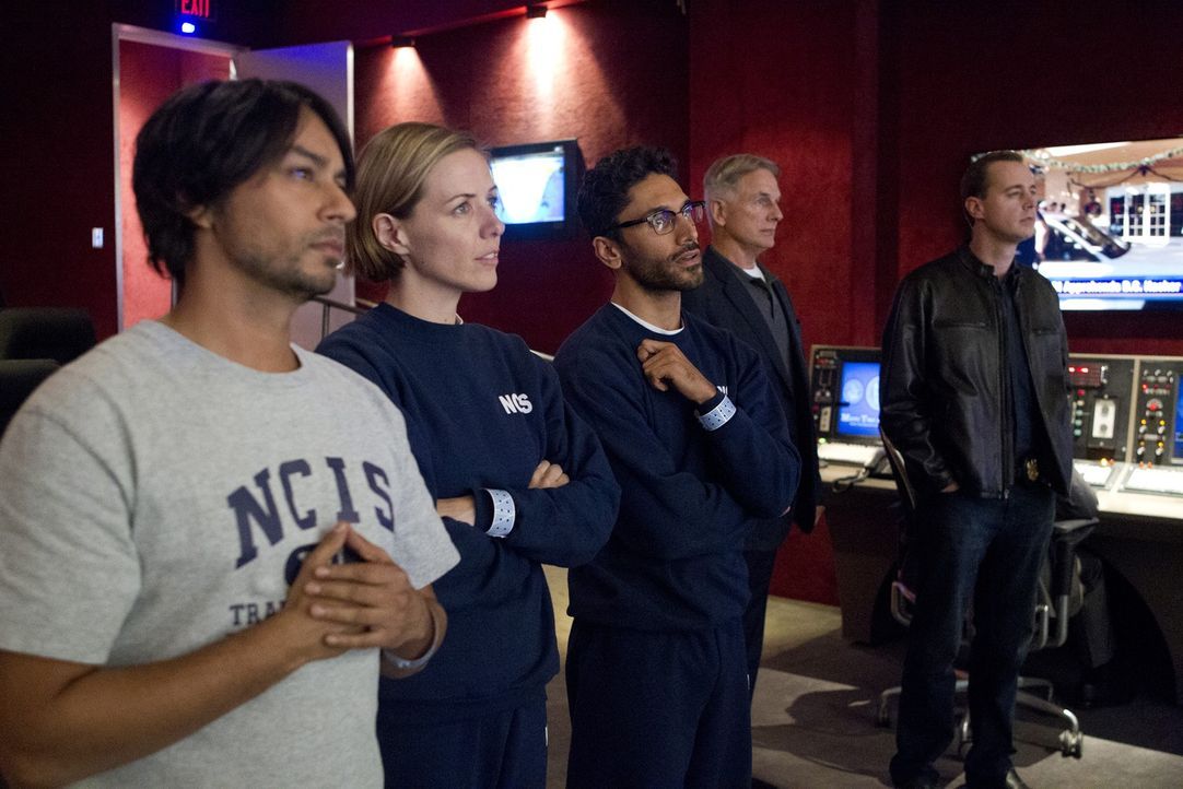 Um einen Fall eines Hackerangriffs zu lösen, wenden sich Gibbs (Mark Harmon, 2.v.r.), McGee (Sean Murray, r.) und das restliche Team an Ajay (Vik Sa... - Bildquelle: CBS Television
