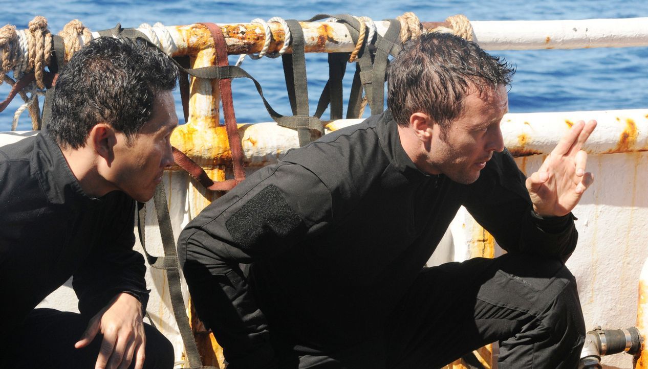 Ein neuer Fall wartet auf das Team: Steve (Alex O'Loughlin, r.) und Chin (Daniel Dae Kim, l.) ... - Bildquelle: Norman Shapiro 2016 CBS Broadcasting, Inc. All Rights Reserved