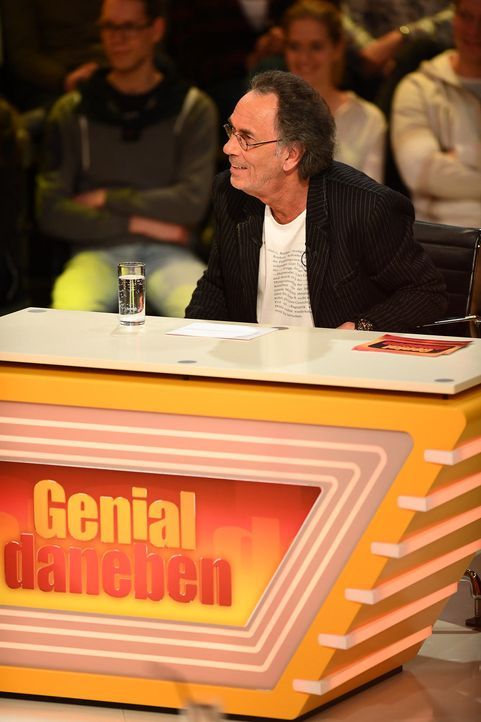 Hugo Egon Balder moderiert "Genial daneben" ... - Bildquelle: Willi Weber SAT.1