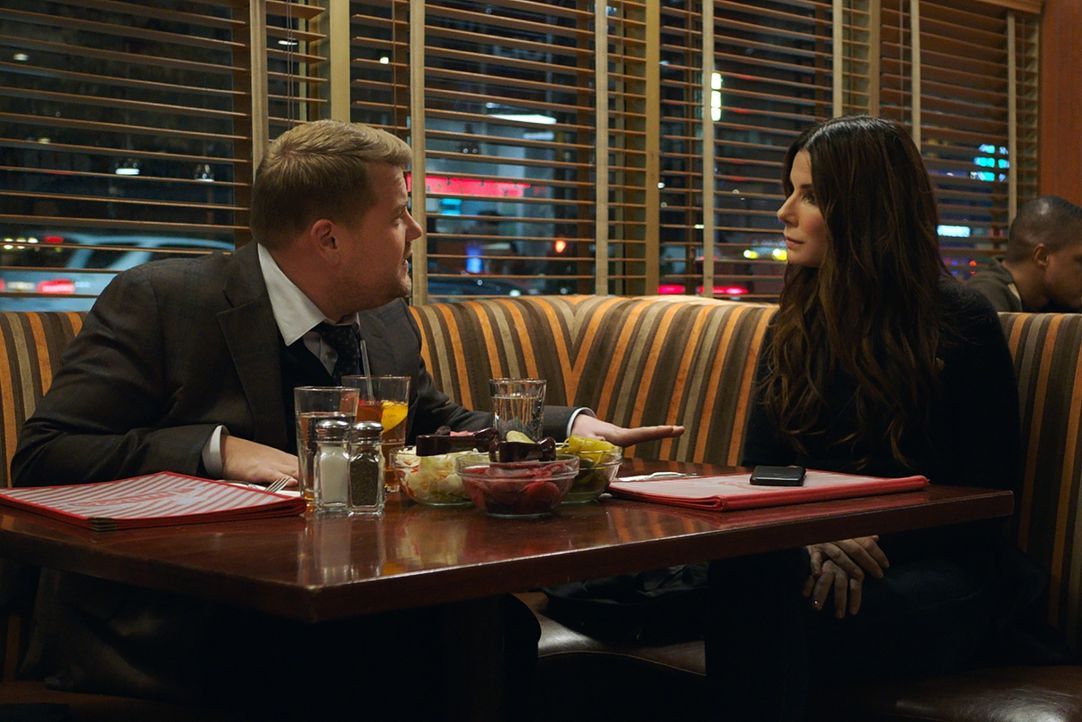 John Frazier (James Corden, l.); Debbie Ocean (Sandra Bullock, r.) - Bildquelle: © 2018 Warner Bros. Entertainment Inc., Village Roadshow (BVI) Limited.