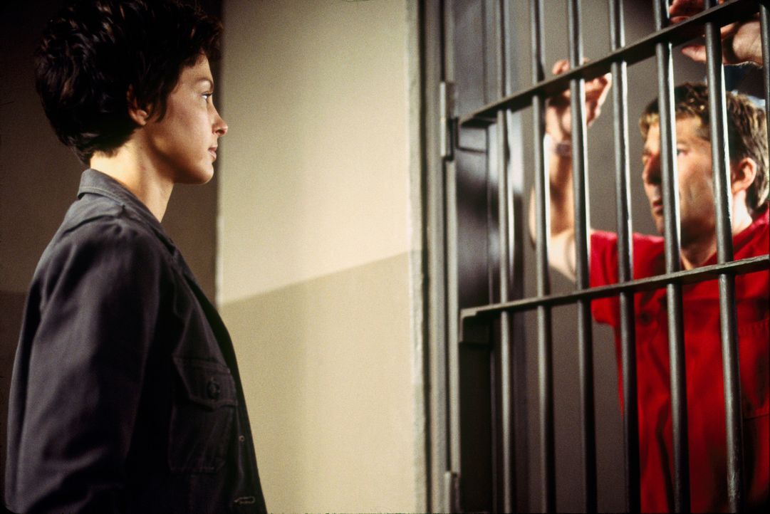Im Zuge der Ermittlungen stattet die junge Polizistin Jessica Shepard (Ashley Judd, l.) dem Gefängnisinsassen Ray Porter (Leland Orser, r.) einen B... - Bildquelle: Paramount Pictures