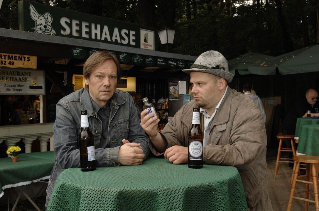 Mit Wehmut erinnert sich Armin (Rainer Will, l.) an die Trennung von Susanne und erzählt seinem Trinkkumpan (Kilian Graul, r.) davon ... - Bildquelle: Sat.1