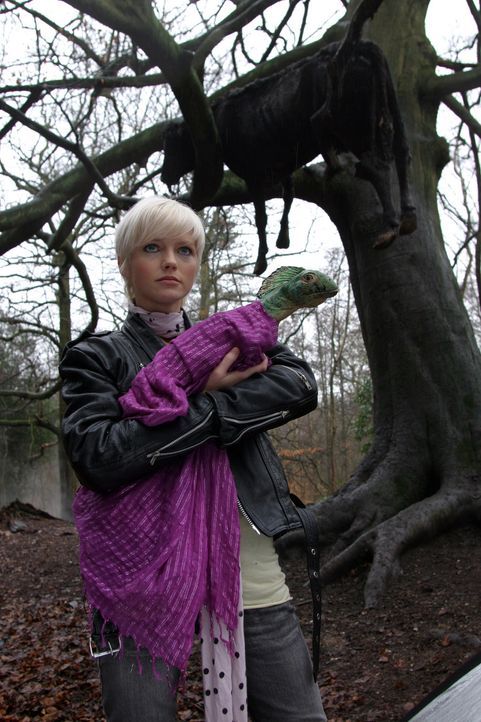 Abby (Hannah Spearritt) entdeckt, dass die Dinosaurier den Kontakt zu Menschen nicht scheuen ... - Bildquelle: ITV Plc