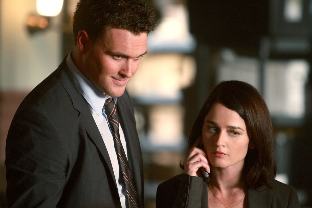 Können sie den Mordfall lösen?: Wayne Rigsby (Owain Yeoman, l.) und Teresa Lisbon (Robin Tunney, r.) ... - Bildquelle: Warner Bros. Television