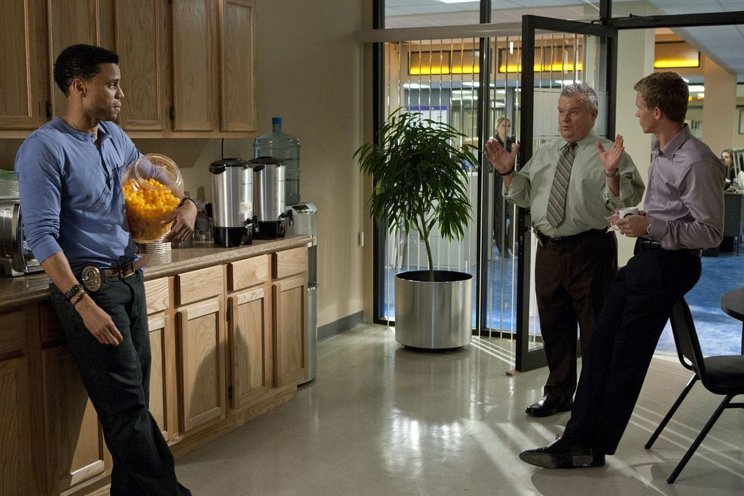 Hat einen neuen Fall für Travis (Michael Ealy, l.) und Wes (Warren Kole, r.): Captain Sutton (Jack McGee, M.) ... - Bildquelle: 2012 USA Network Media, LLC