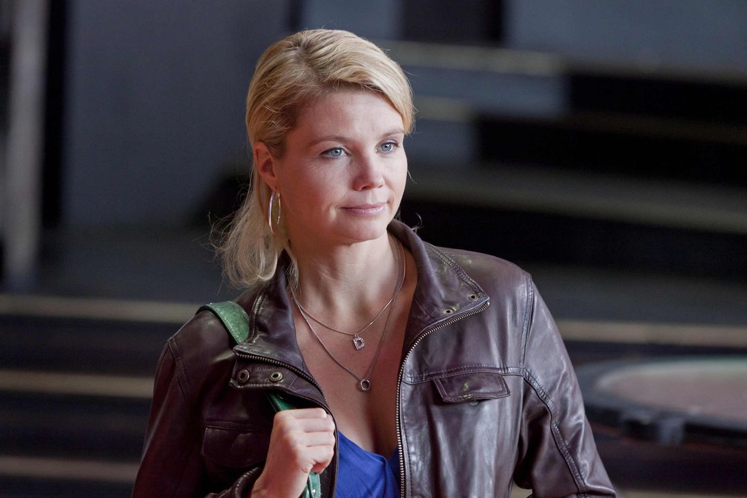Um einen neuen Fall zu gewinnen, gibt Danni (Annette Frier) alles ... - Bildquelle: SAT.1