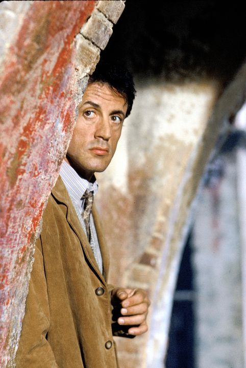 Der desillusionierte Profikiller Robert Rath (Sylvester Stallone) möchte nach einem letzten Auftrag aus dem Gewerbe aussteigen. Doch da kommt ihm de... - Bildquelle: Warner Bros. Television