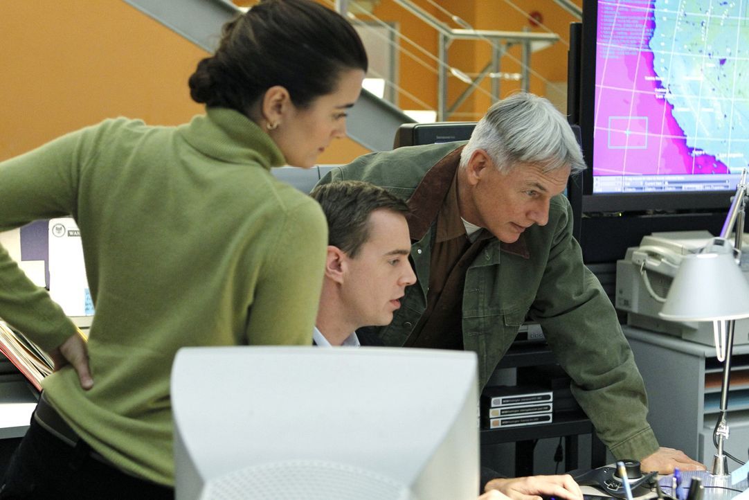 Auch die Weihnachtszeit bedeutet Arbeit für das NCIS-Team. Ziva (Cote de Pablo, l.), McGee (Sean Murray, M.) und Gibbs (Mark Harmon, r.) scheinen e... - Bildquelle: CBS Television