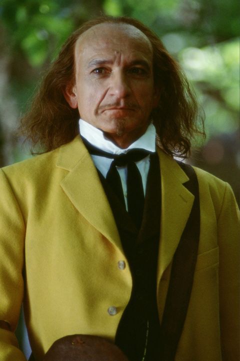 Der Mann in dem gelben Anzug (Ben Kingsley) ... - Bildquelle: Ron Phillips Disney Enterprises, Inc.