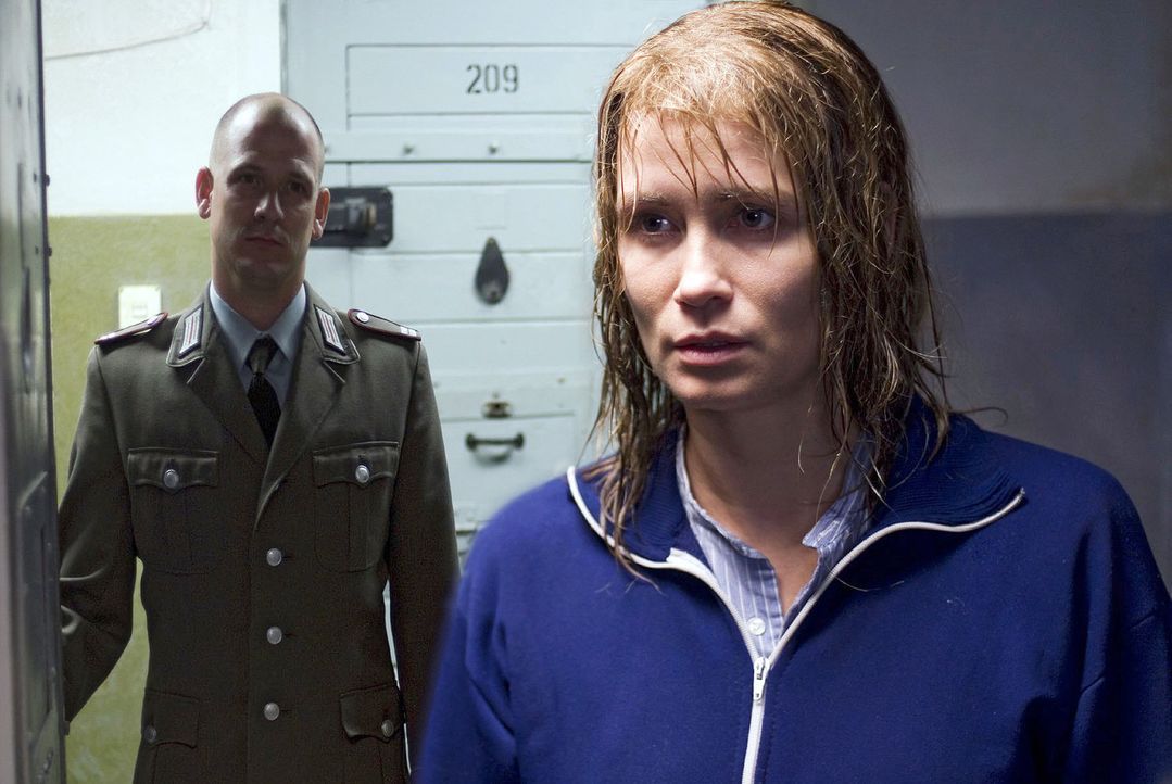 Katja (Anja Kling, r.) ist im Gefängnis unzähligen Schikanen ausgesetzt. So verwehrt ihr nach einem Hofgang im strömenden Regen der Wärter (Hans... - Bildquelle: Dirk Plamböck Sat.1