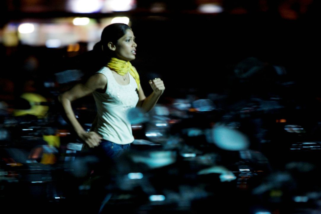 Jamal möchte nur eines: Latika (Freida Pinto) zurückgewinnen ... - Bildquelle: 2009 PROKINO Filmverleih GmbH