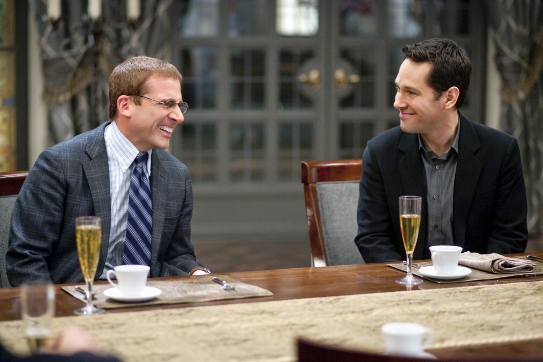 Kaum beim "Dinner für Spinner" angekommen, erkennt Tim (Paul Rudd, r.), dass sein Idiot, Finanzbeamten Barry (Steve Carell, l.), noch irrer ist als... - Bildquelle: Merie Weismiller Wallace 2010 DW Studios LLC. All Rights Reserved. / Merie Weismiller Wallace