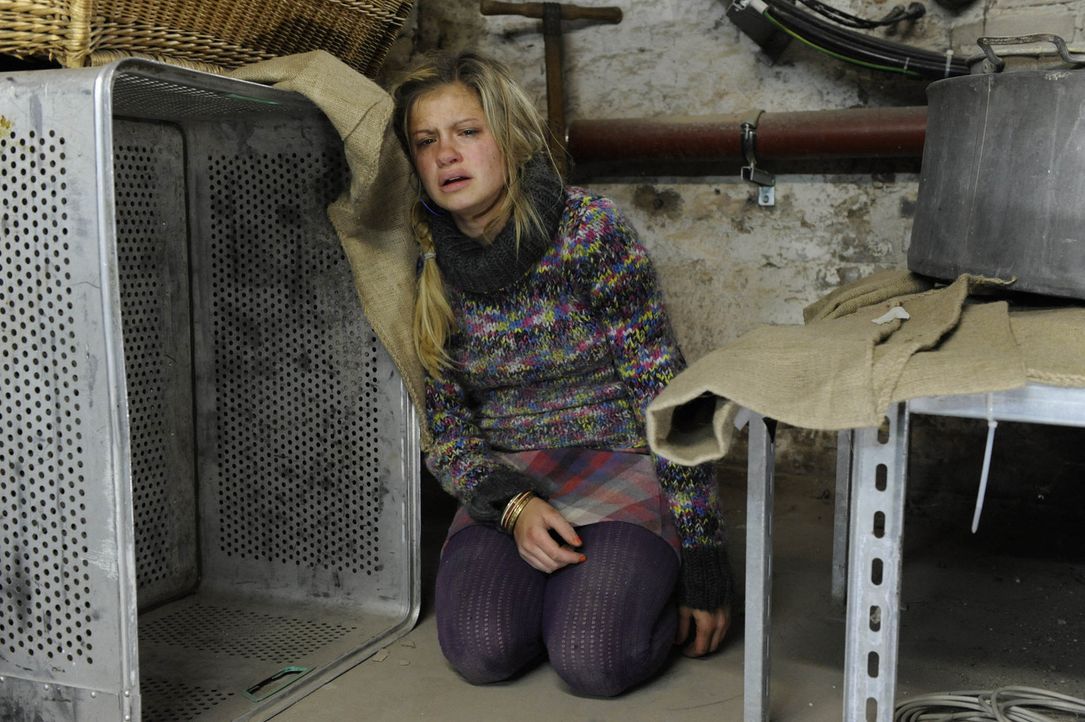 Vergeblich sucht Mia (Josephine Schmidt) im Kellerverlies auf Schloss Hackforth nach einem Ausweg ... - Bildquelle: SAT.1