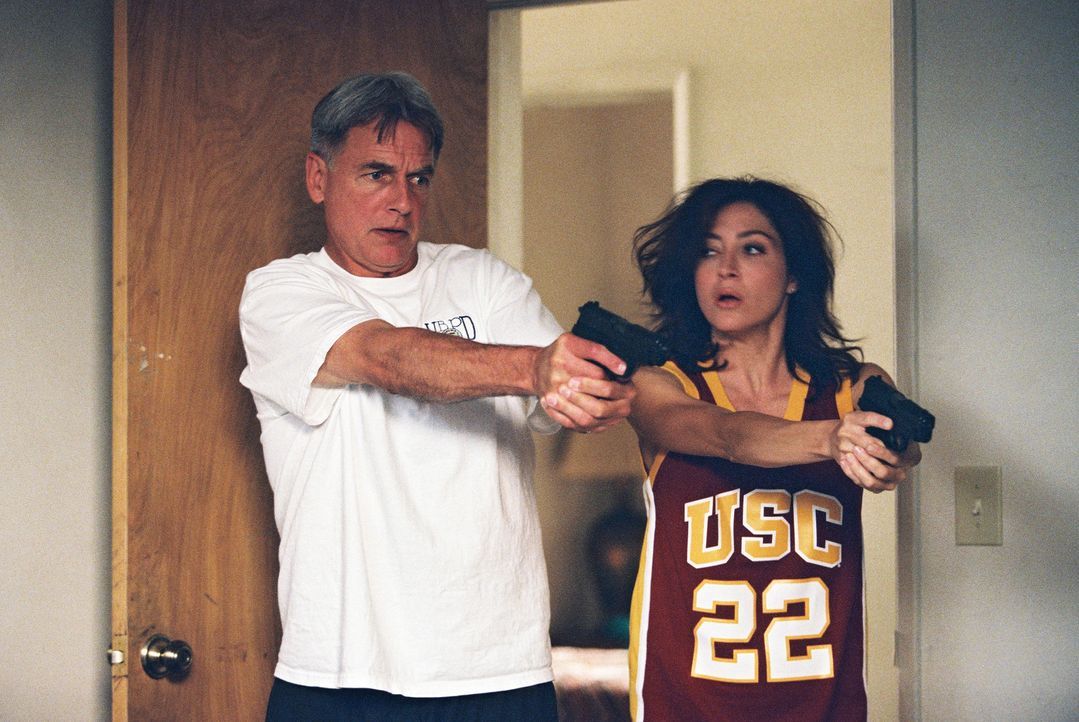 Gibbs (Mark Harmon, l.) und Kate (Sasha Alexander, r.) versuchen in Guatanamo Hinweise für den plötzlichen Tod des Dolmetscher Sa'id zu finden ... - Bildquelle: CBS Television