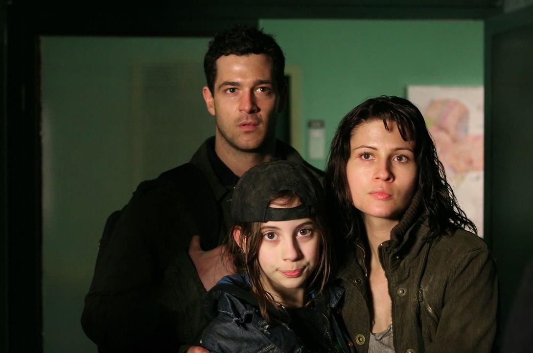 Wollen nicht auf dem Speiseplan der fleischfressenden Vampire landen: (v.l.n.r.) Dylan (Daniel Percival), Charlotte (Skye Bennett) und Amelia (Emma... - Bildquelle: 2008 Worldwide SPE Acquisitions Inc. All Rights Reserved.